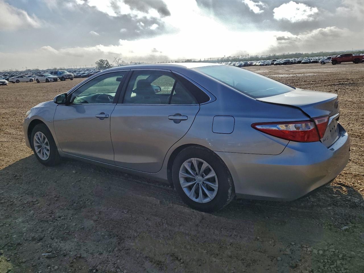 2015 TOYOTA CAMRY LE photo 2