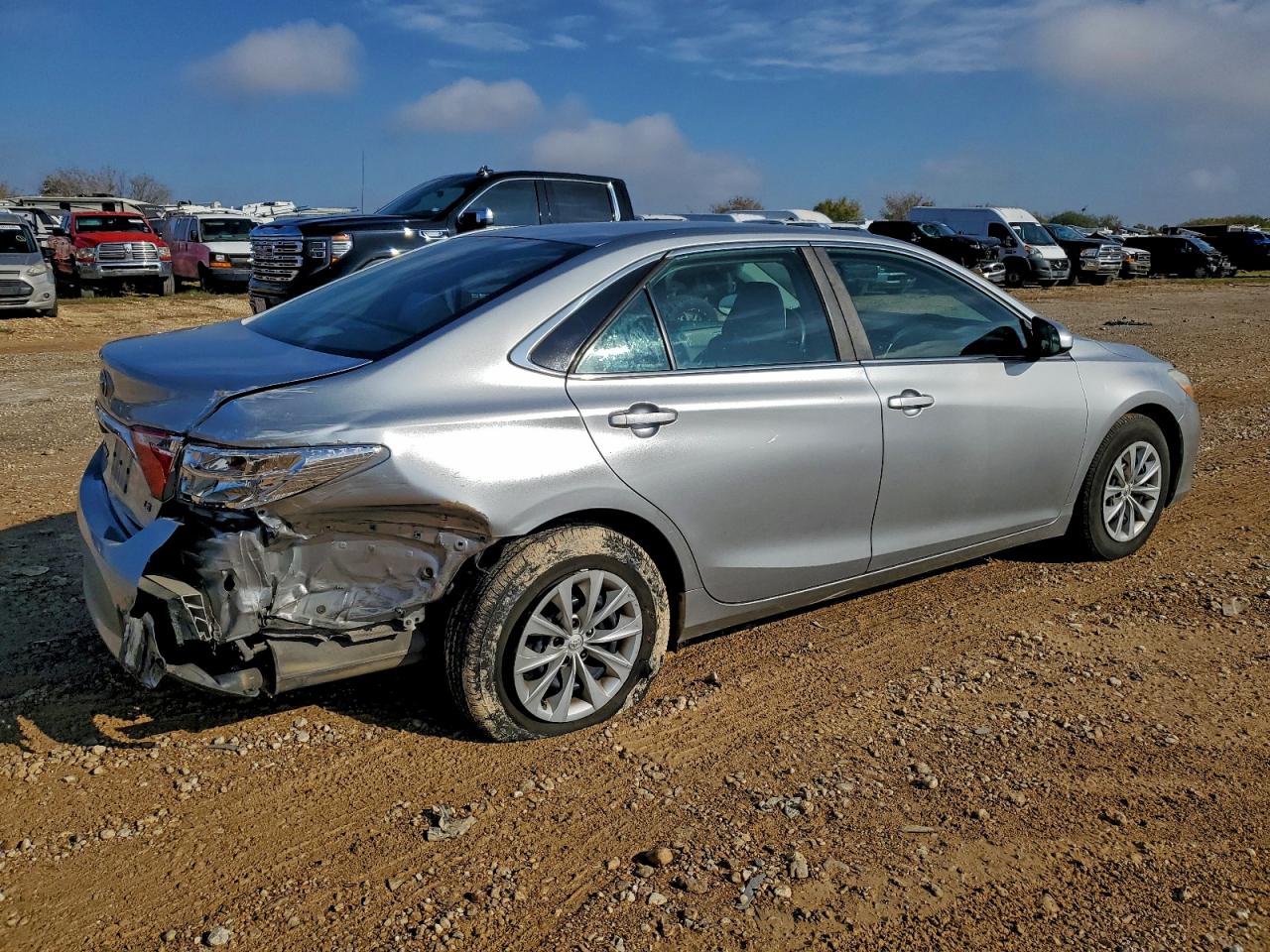 2015 TOYOTA CAMRY LE photo 3
