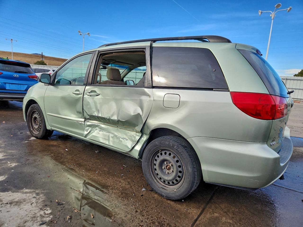 2008 TOYOTA SIENNA LE photo 2