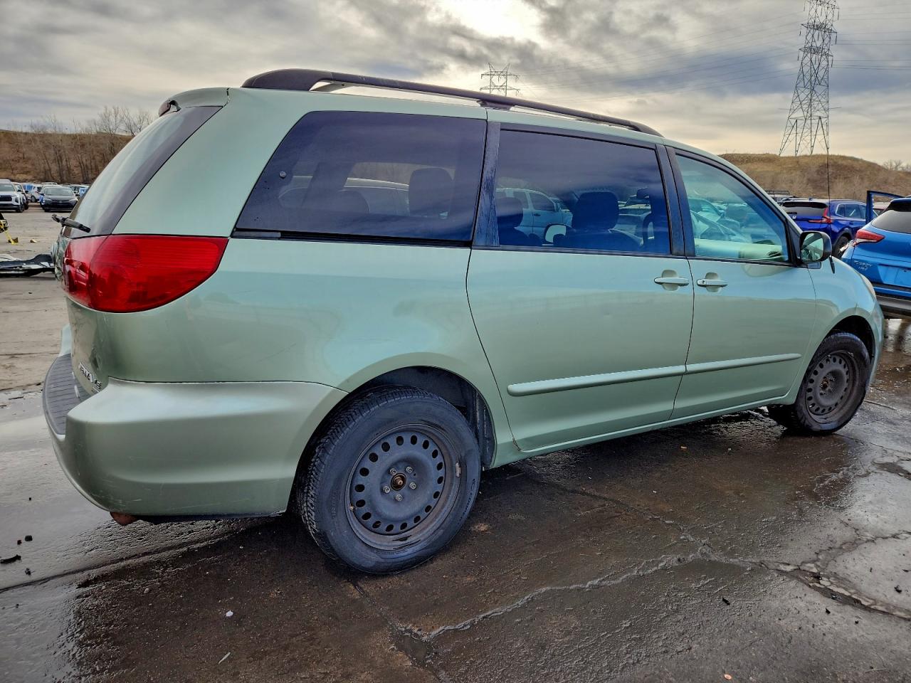 2008 TOYOTA SIENNA LE photo 3