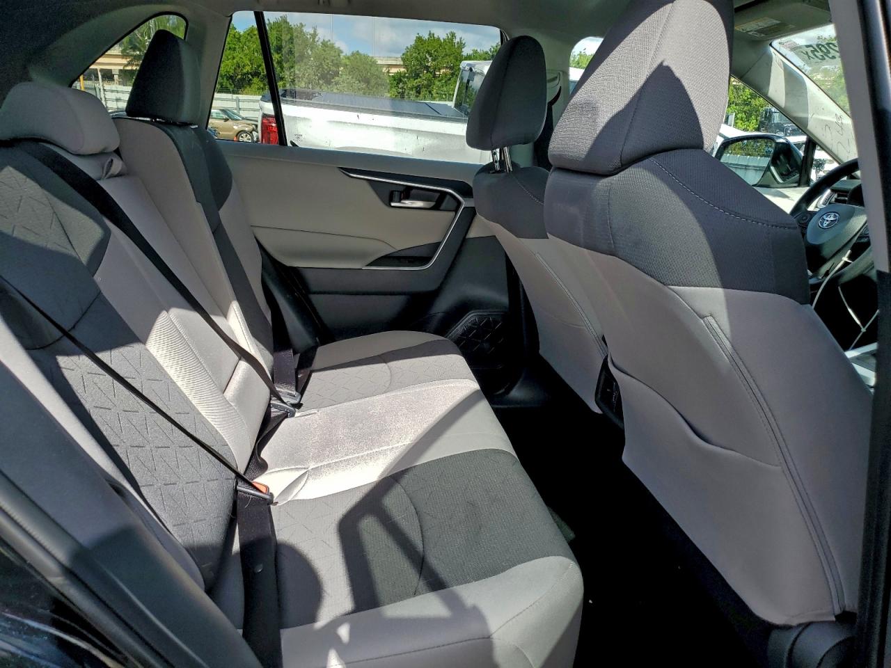 2025 TOYOTA RAV4 XLE photo 19
