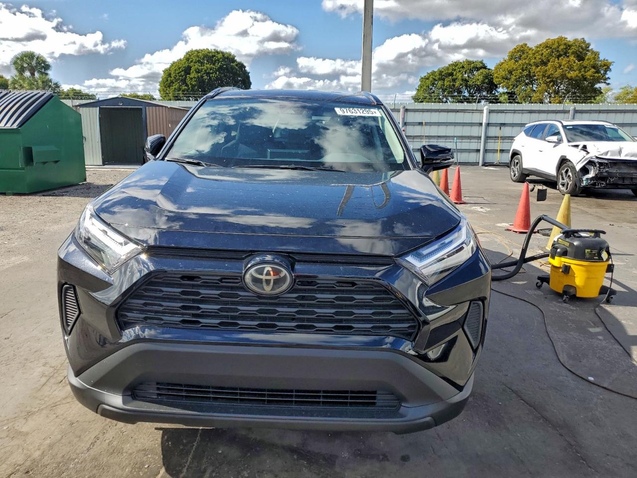 2025 TOYOTA RAV4 XLE photo 9
