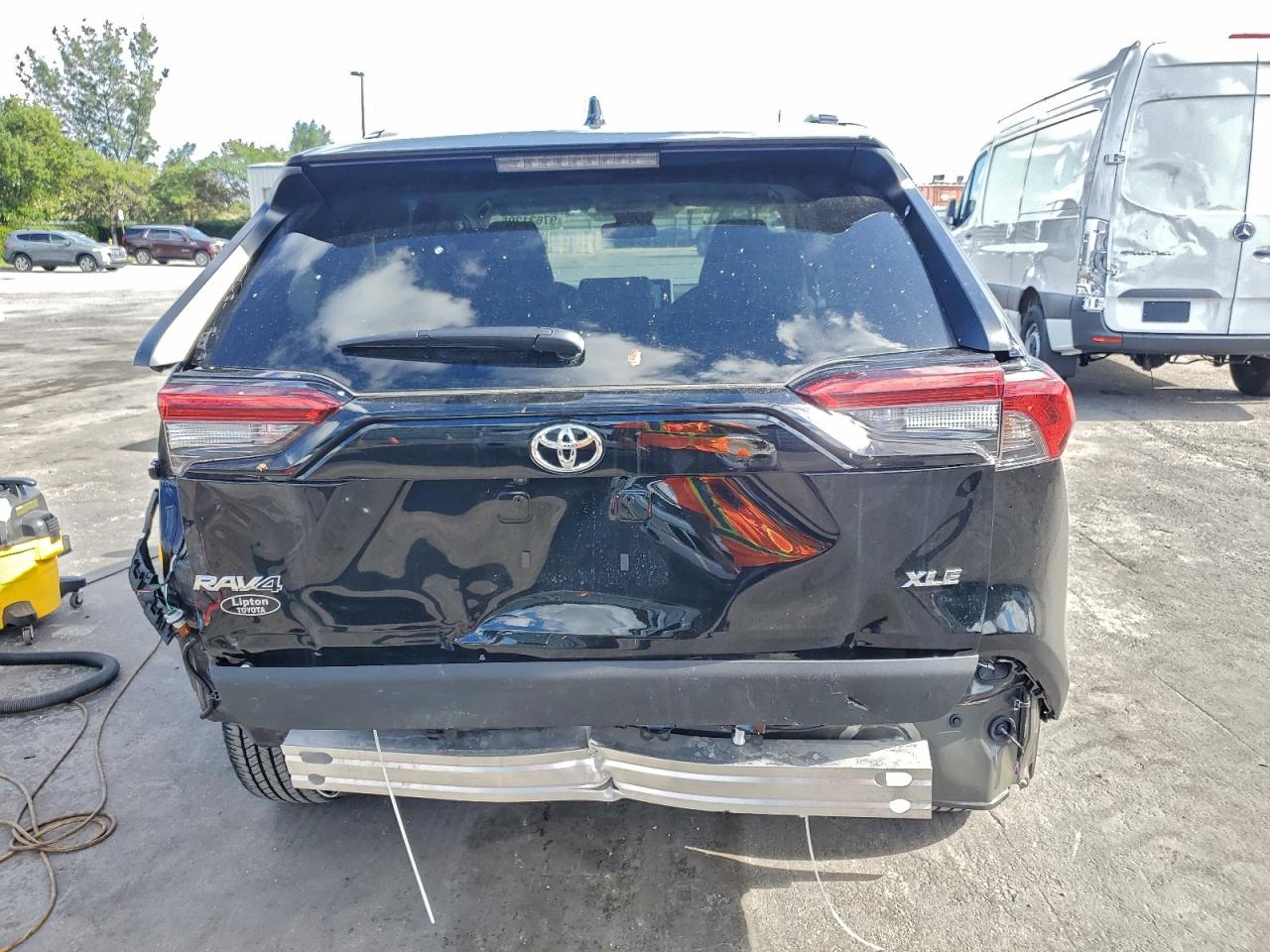 2025 TOYOTA RAV4 XLE photo 11