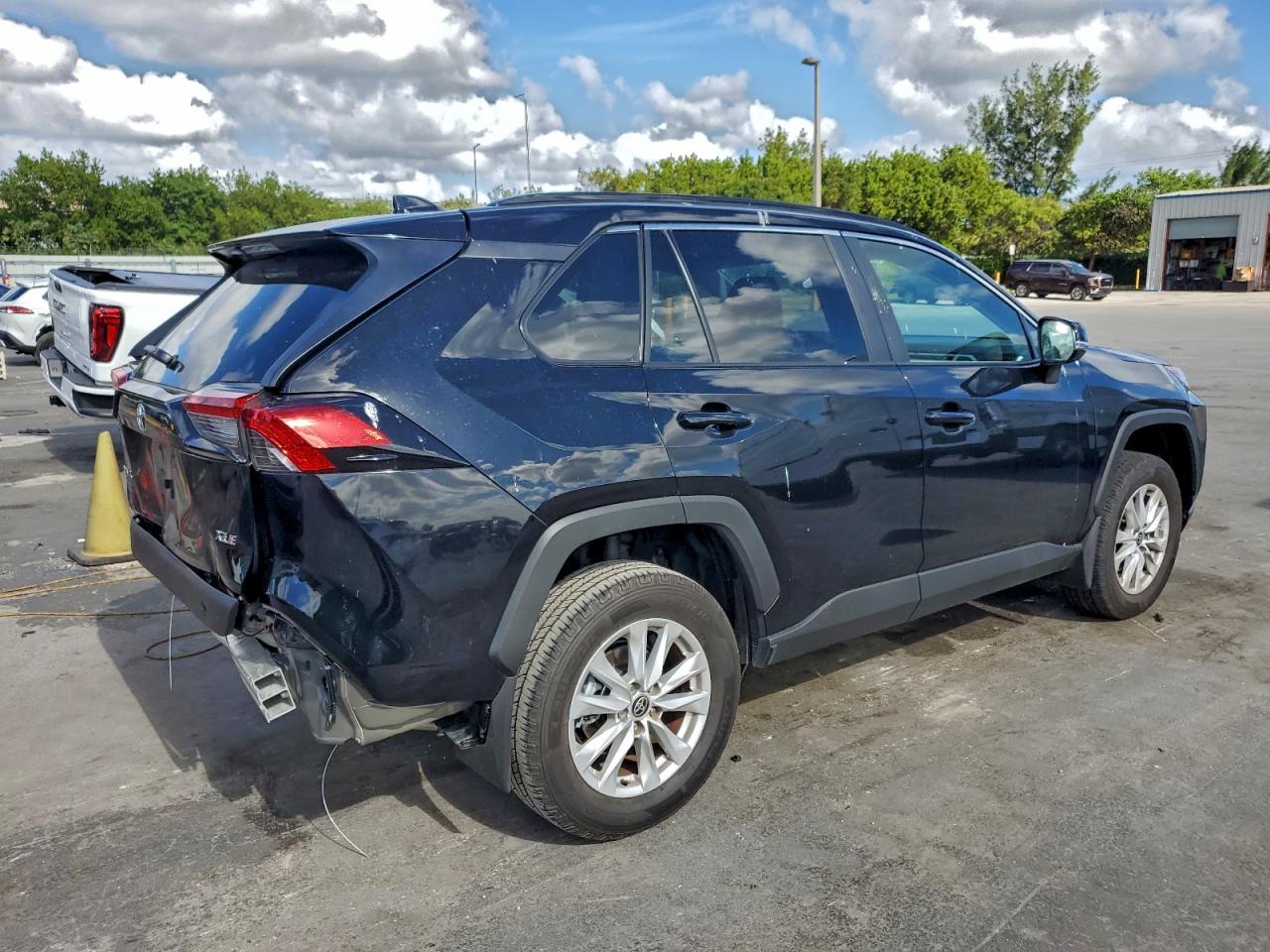 2025 TOYOTA RAV4 XLE photo 5