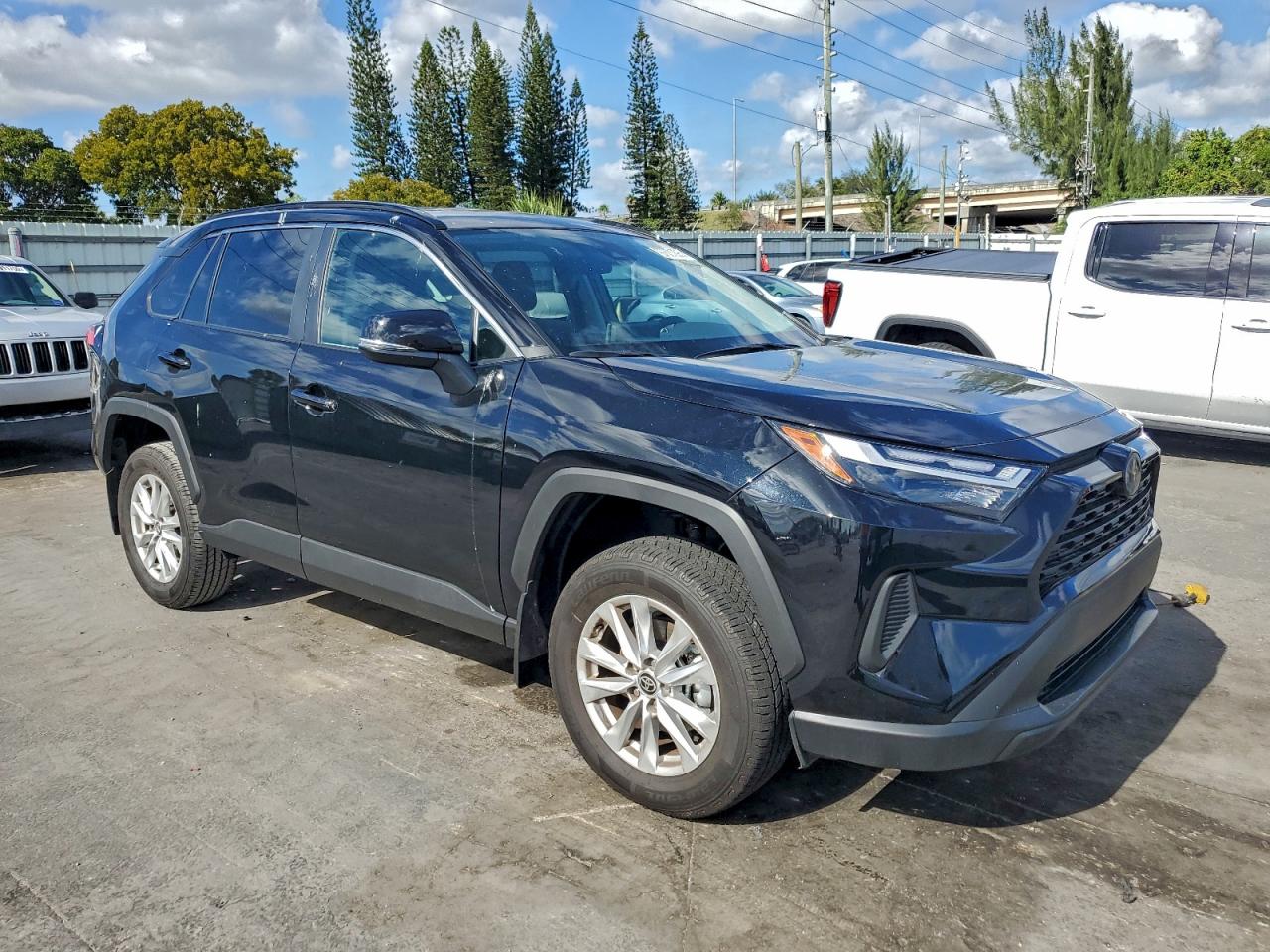 2025 TOYOTA RAV4 XLE photo 7