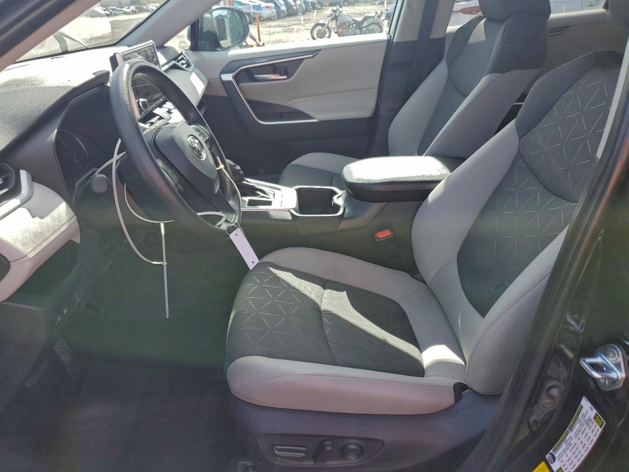 2025 TOYOTA RAV4 XLE photo 13