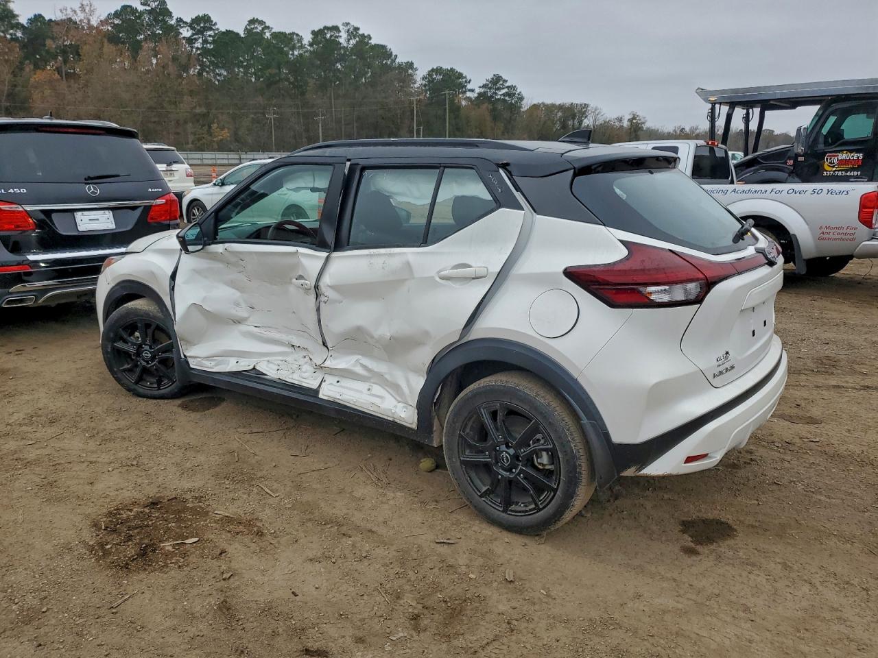2023 NISSAN KICKS SR photo 2