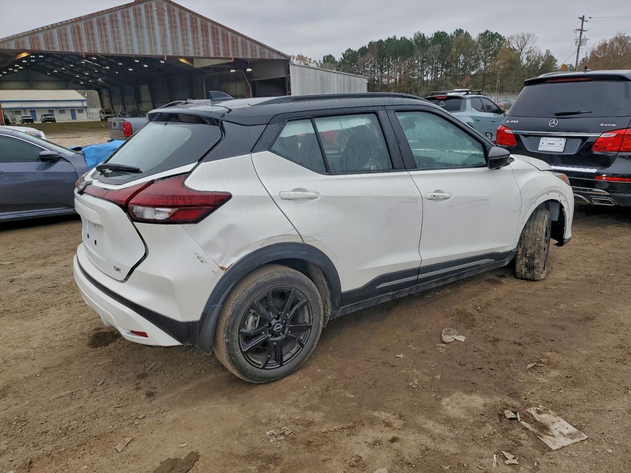 2023 NISSAN KICKS SR photo 3