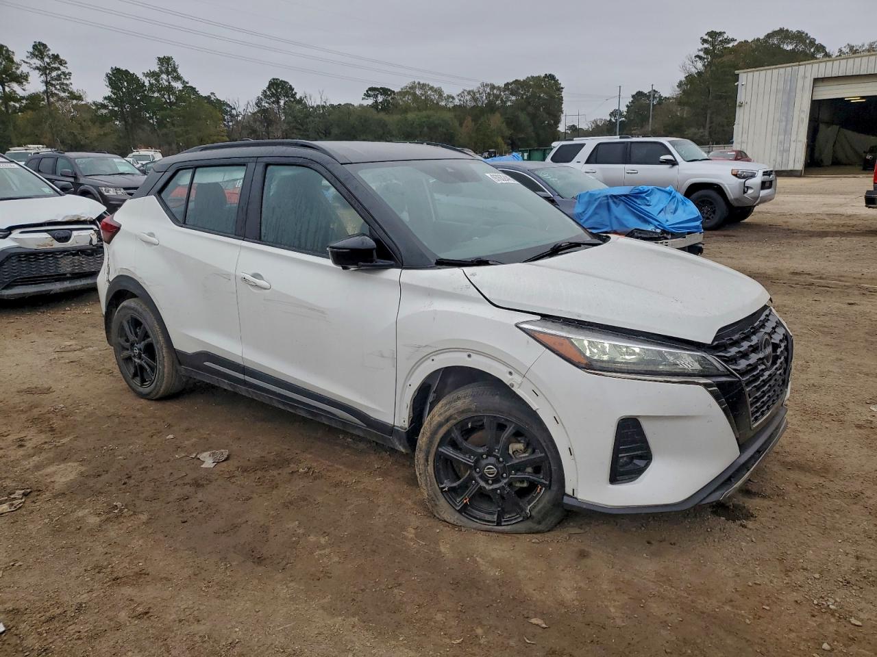 2023 NISSAN KICKS SR photo 4