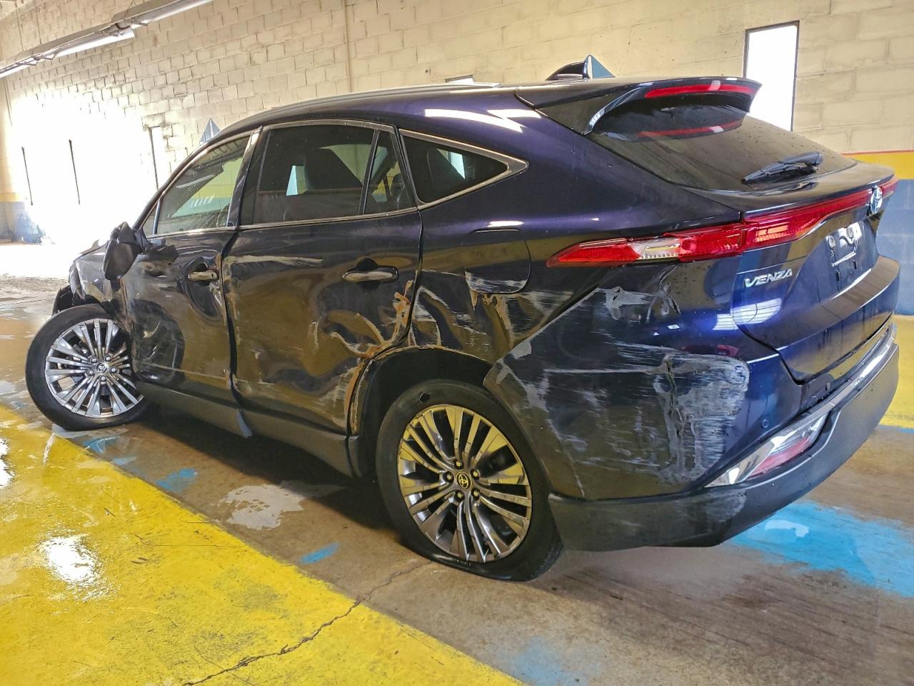 2021 TOYOTA VENZA LE photo 2