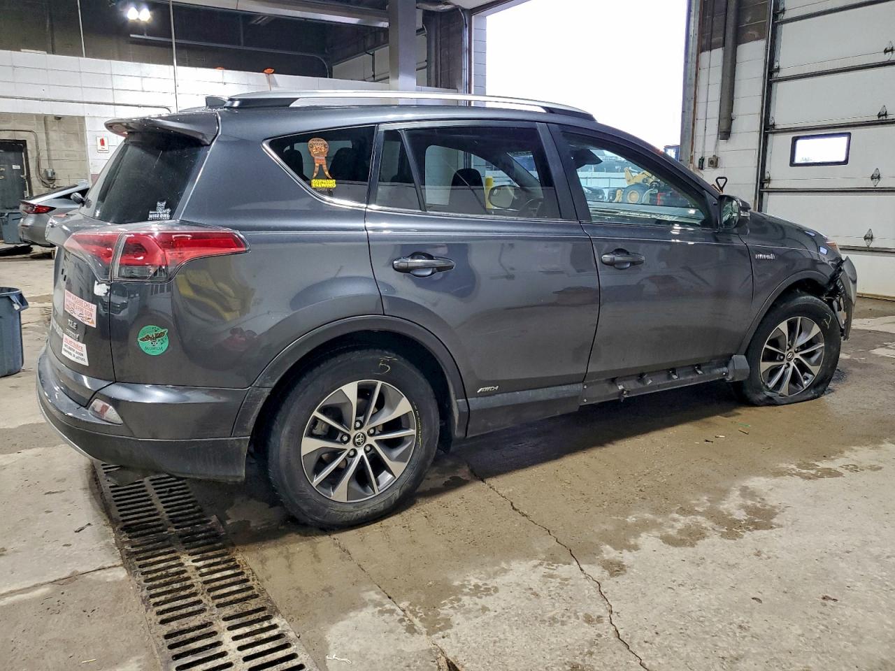 2017 TOYOTA RAV4 HV LE photo 3