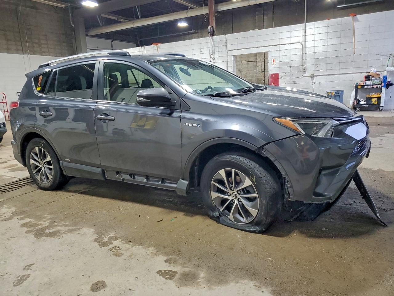 2017 TOYOTA RAV4 HV LE photo 4