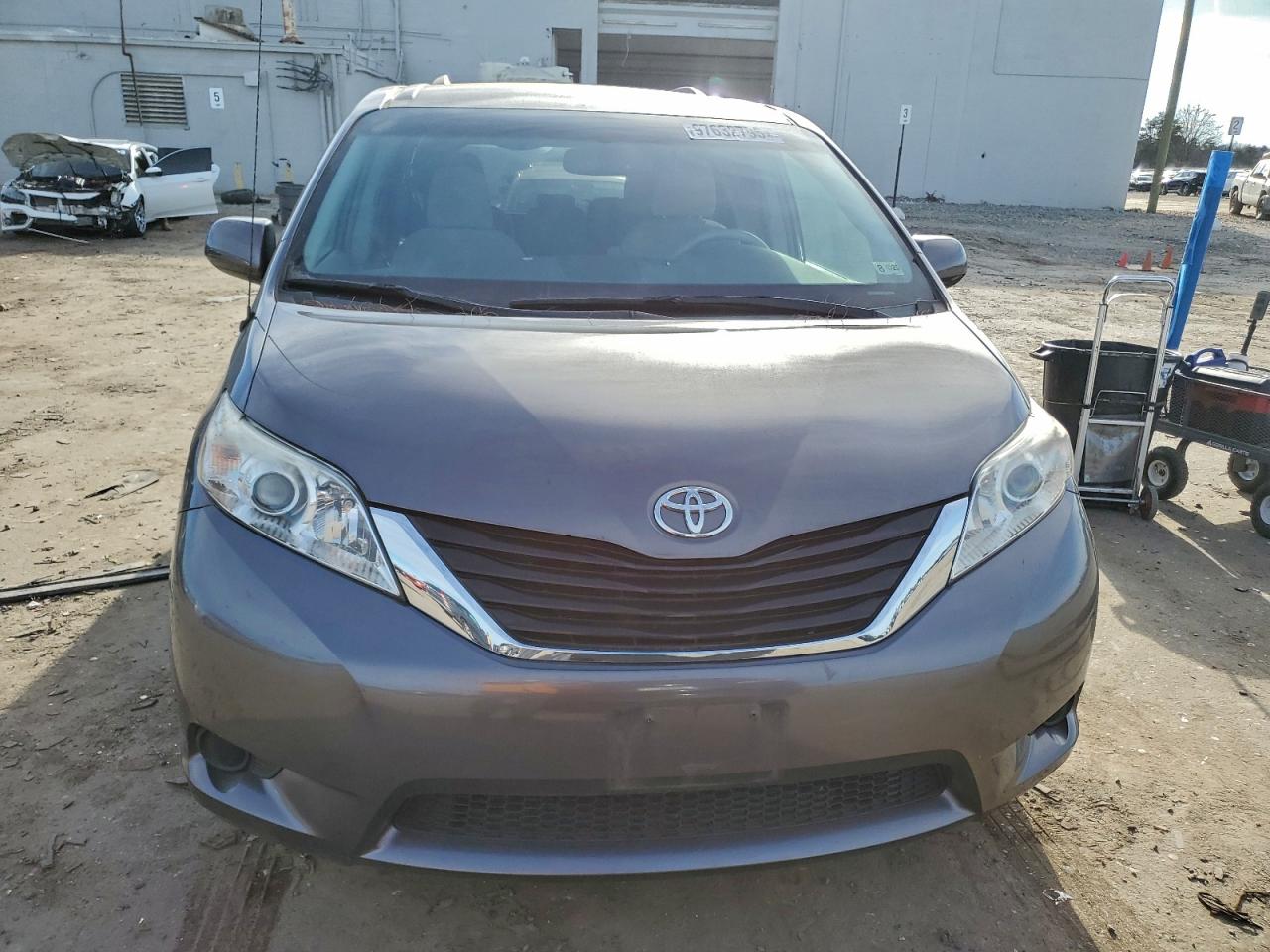 2014 TOYOTA SIENNA LE photo 5