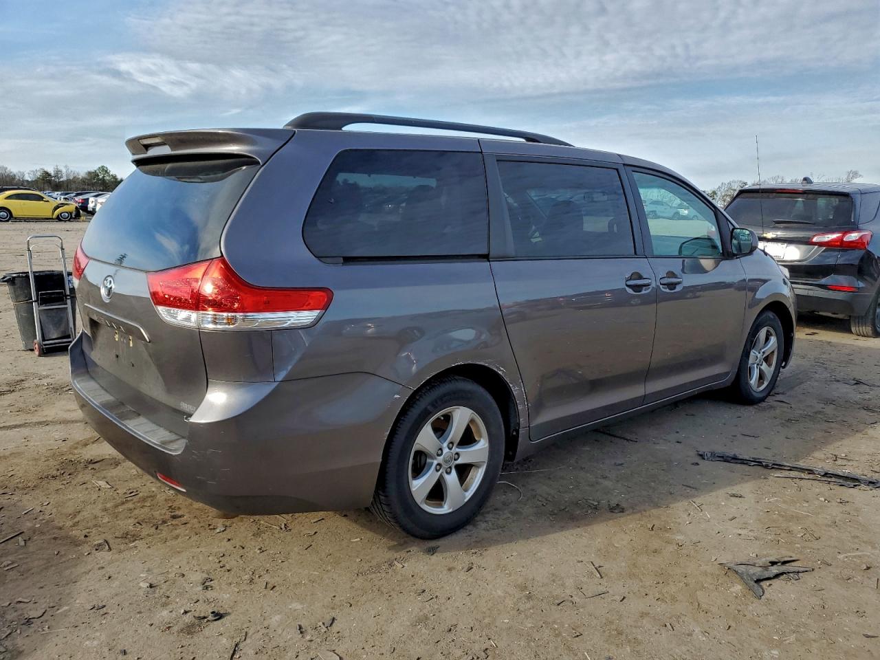 2014 TOYOTA SIENNA LE photo 3