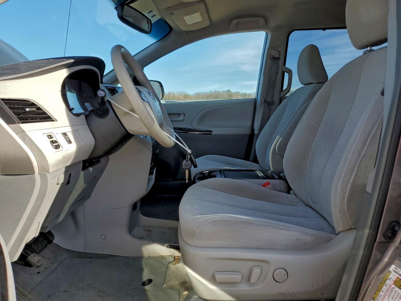 2014 TOYOTA SIENNA LE photo 7