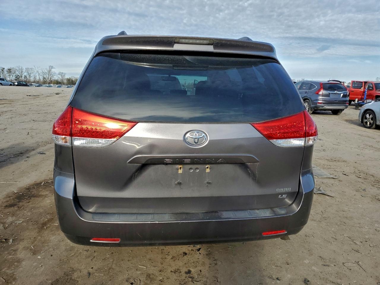 2014 TOYOTA SIENNA LE photo 6
