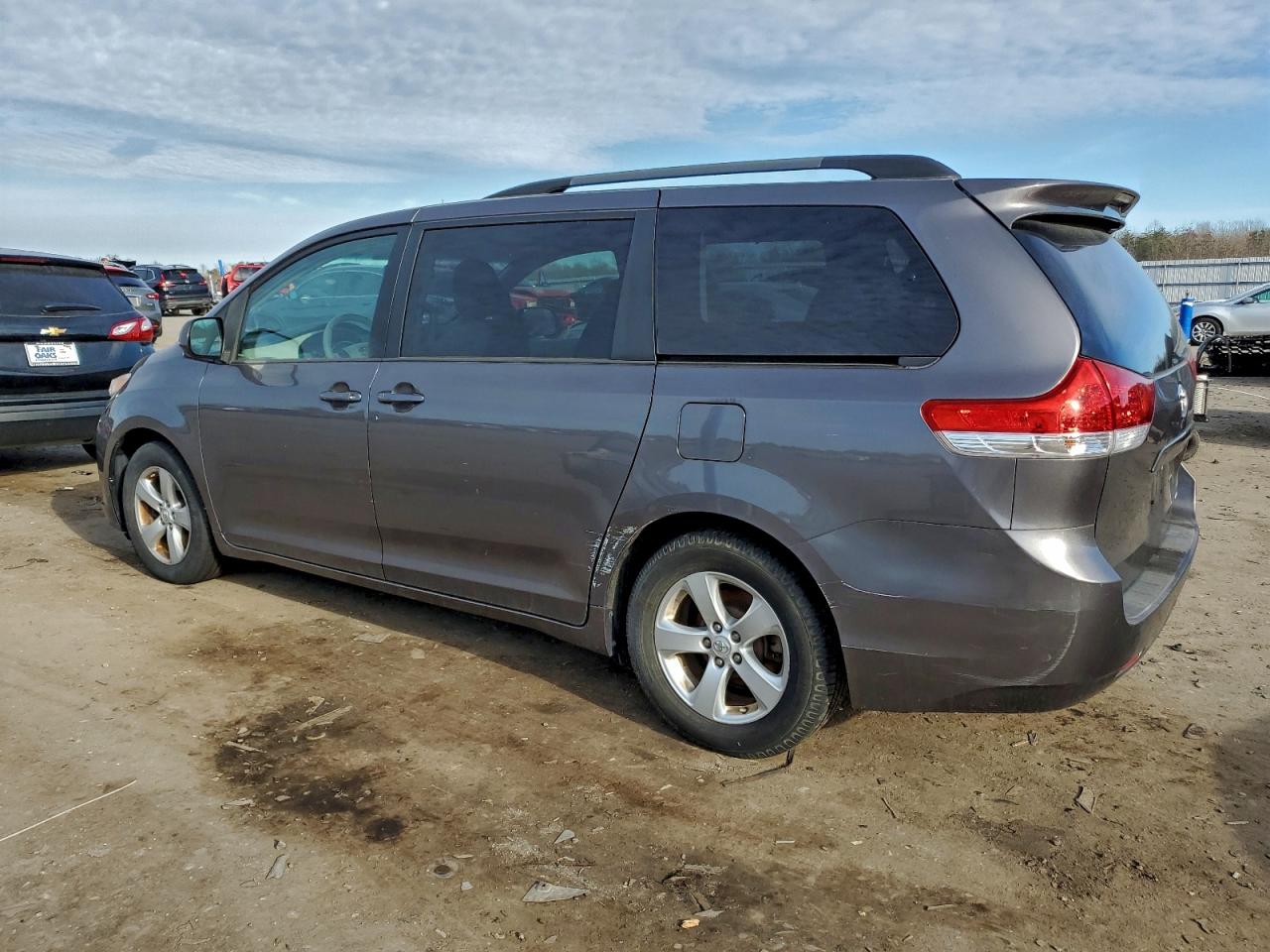 2014 TOYOTA SIENNA LE photo 2