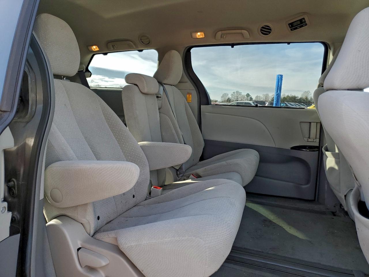 2014 TOYOTA SIENNA LE photo 11