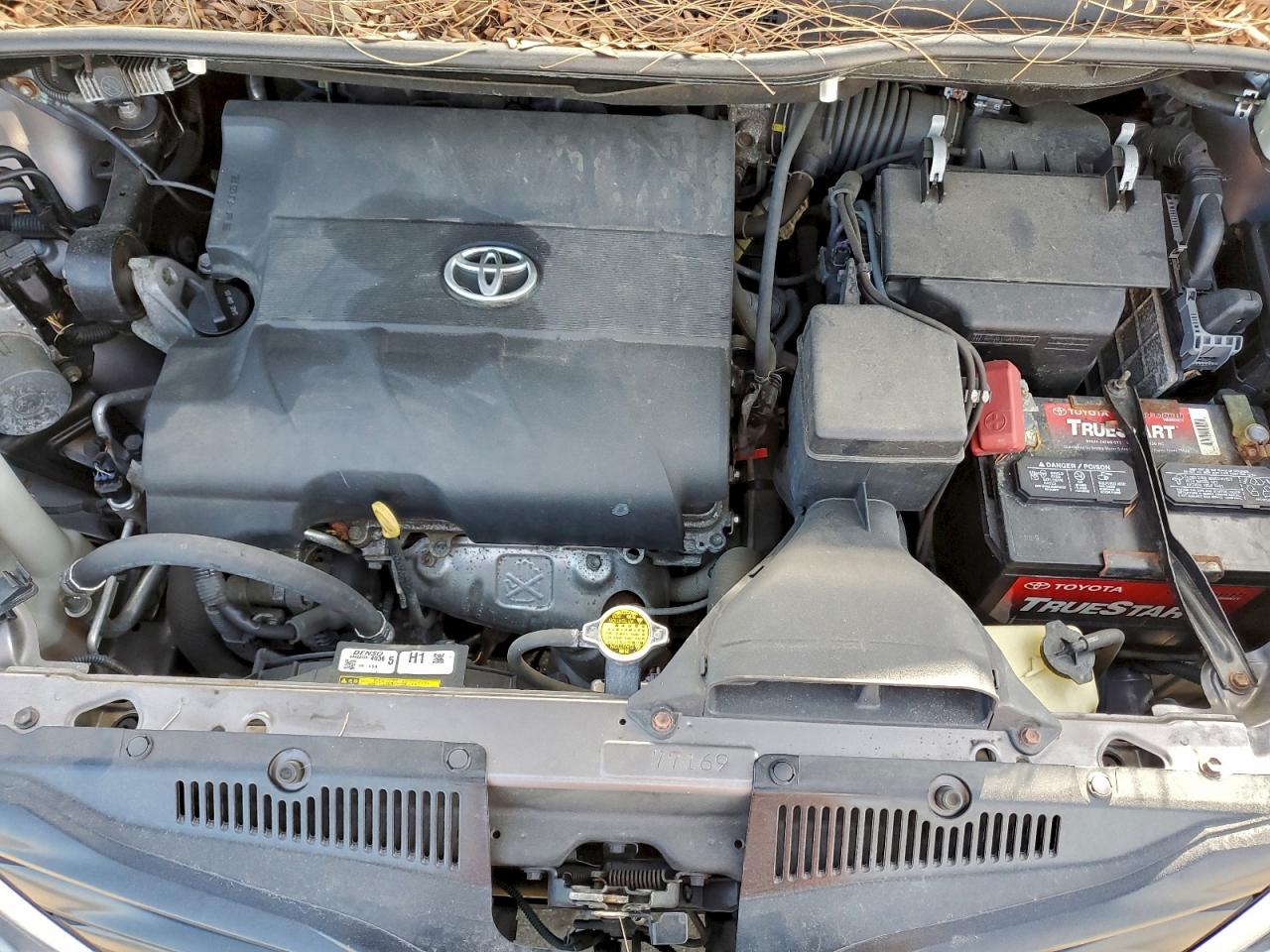 2014 TOYOTA SIENNA LE photo 12