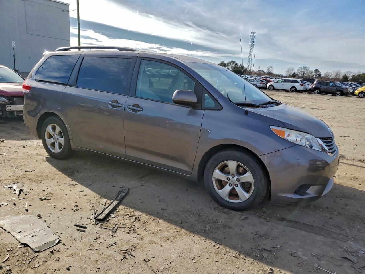 2014 TOYOTA SIENNA LE photo 4