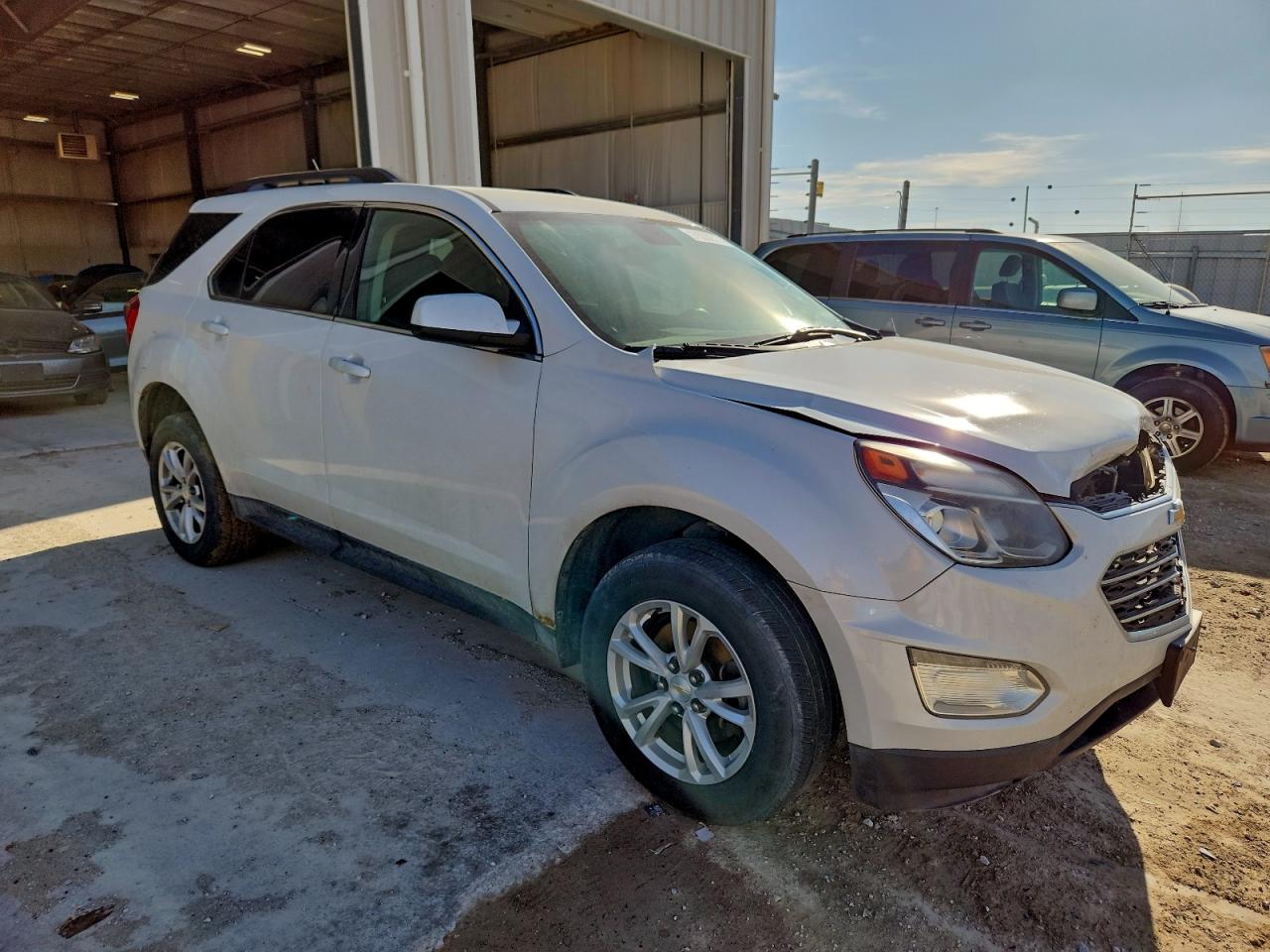 2017 CHEVROLET EQUINOX LT photo 4