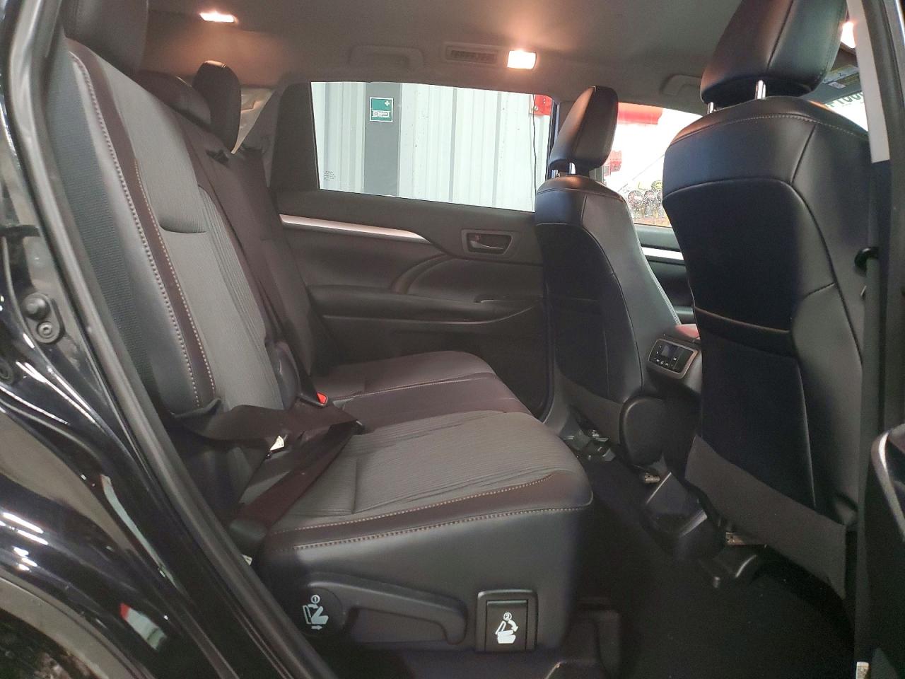 2018 TOYOTA HIGHLANDER LE photo 21