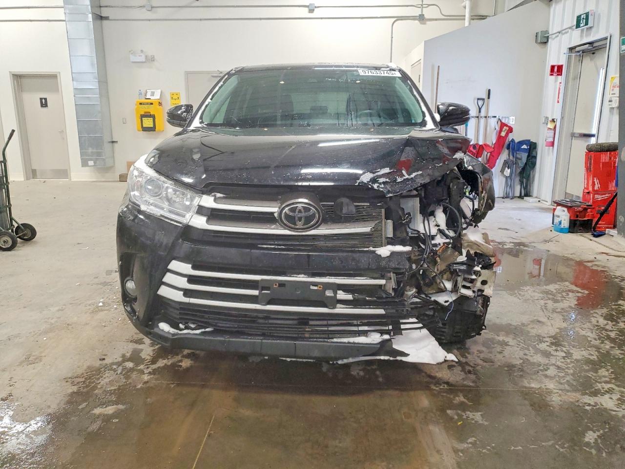 2018 TOYOTA HIGHLANDER LE photo 9