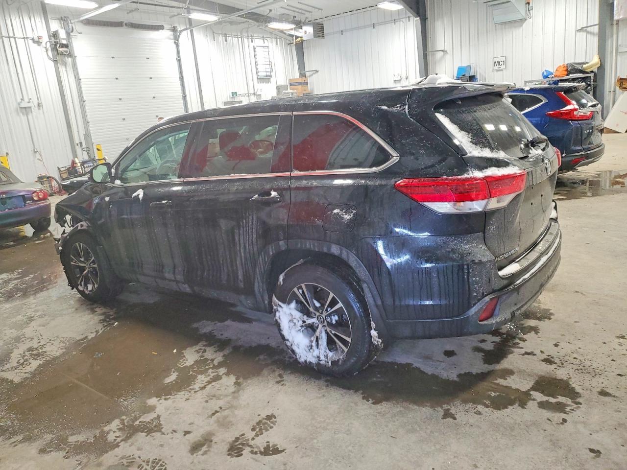 2018 TOYOTA HIGHLANDER LE photo 3