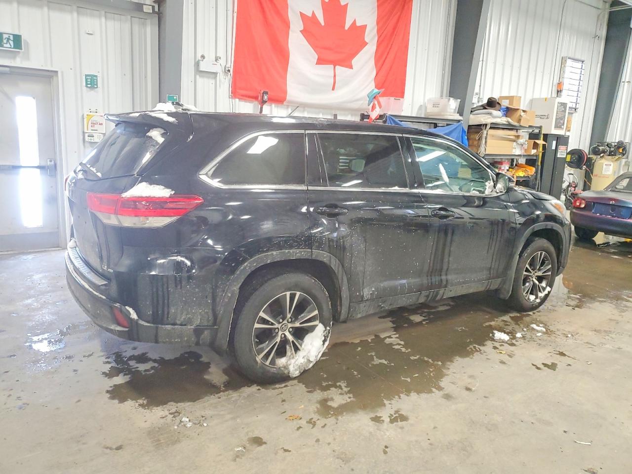 2018 TOYOTA HIGHLANDER LE photo 5