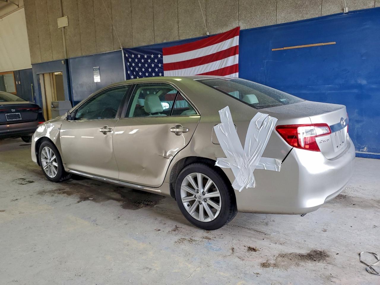2013 TOYOTA CAMRY HYBRID photo 2