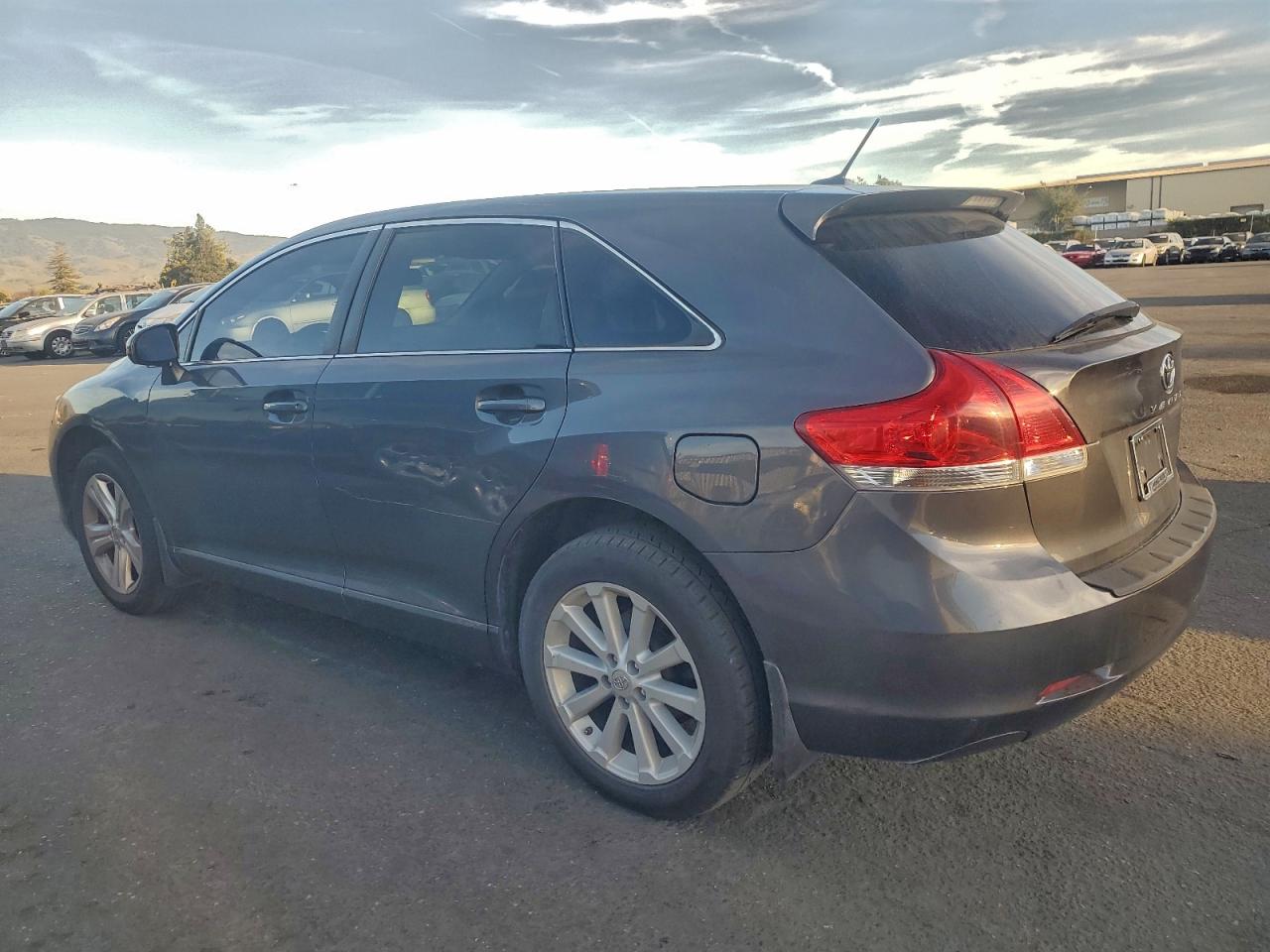 2012 TOYOTA VENZA LE photo 2