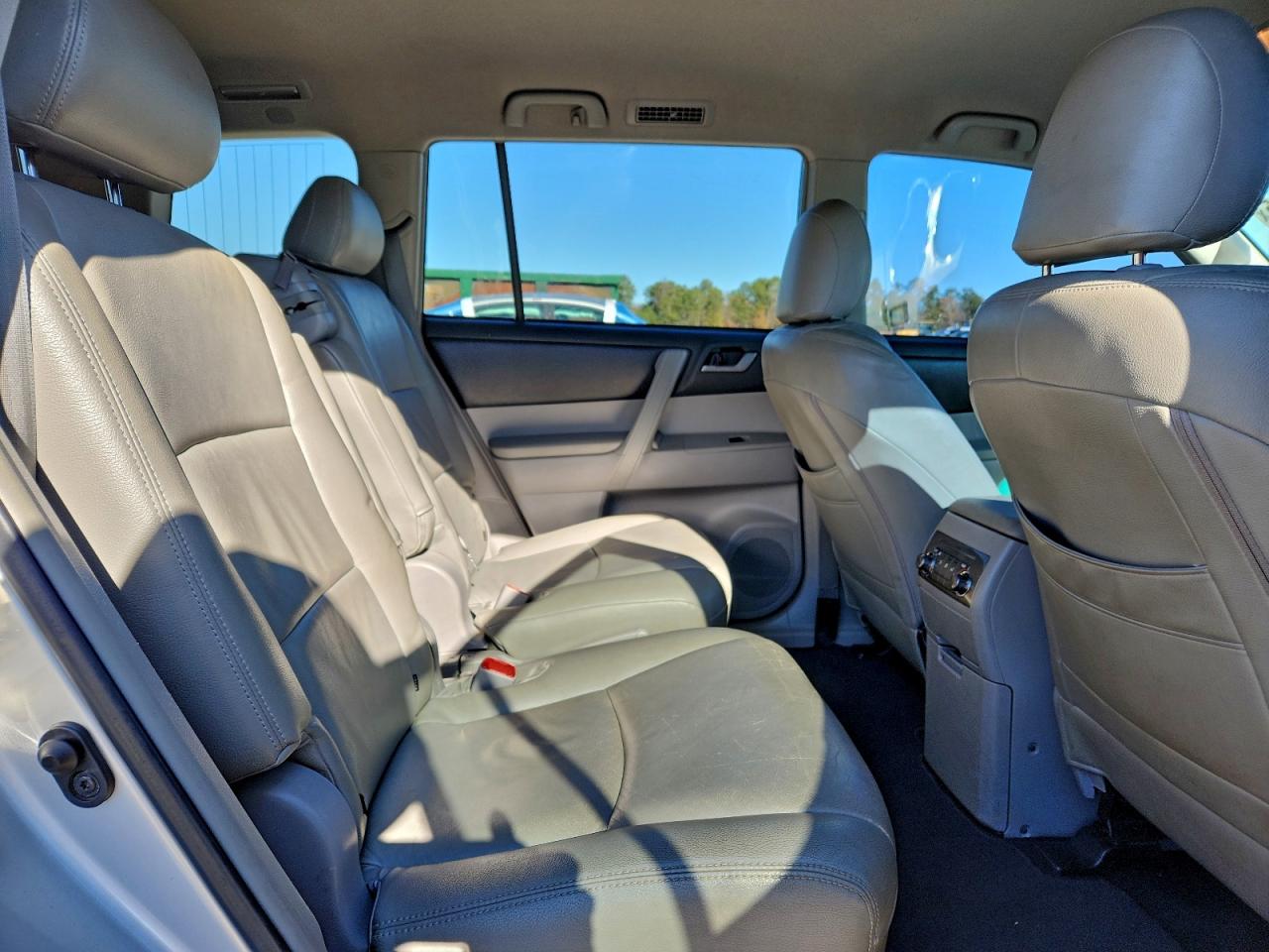 2011 TOYOTA HIGHLANDER BASE photo 11