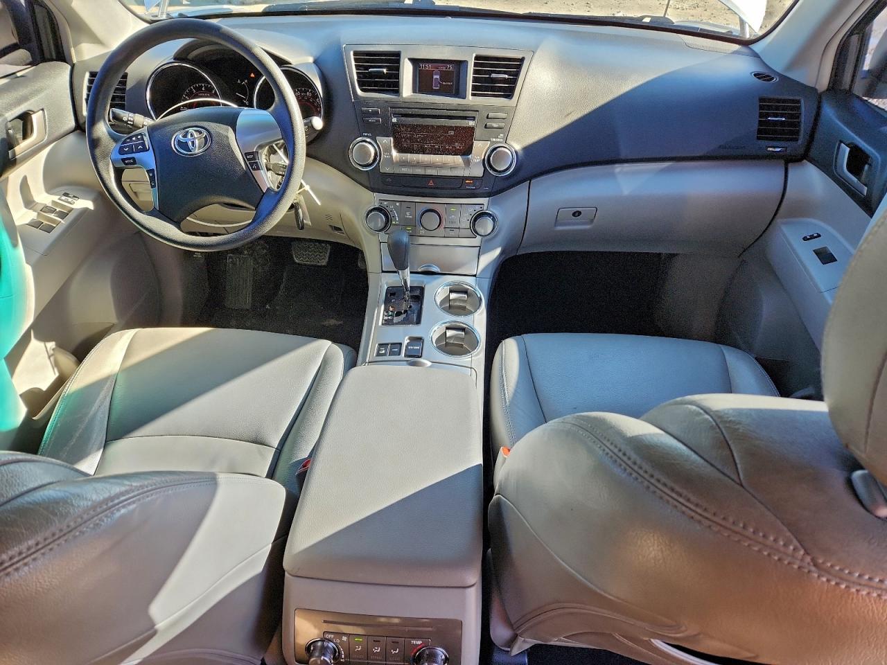 2011 TOYOTA HIGHLANDER BASE photo 8