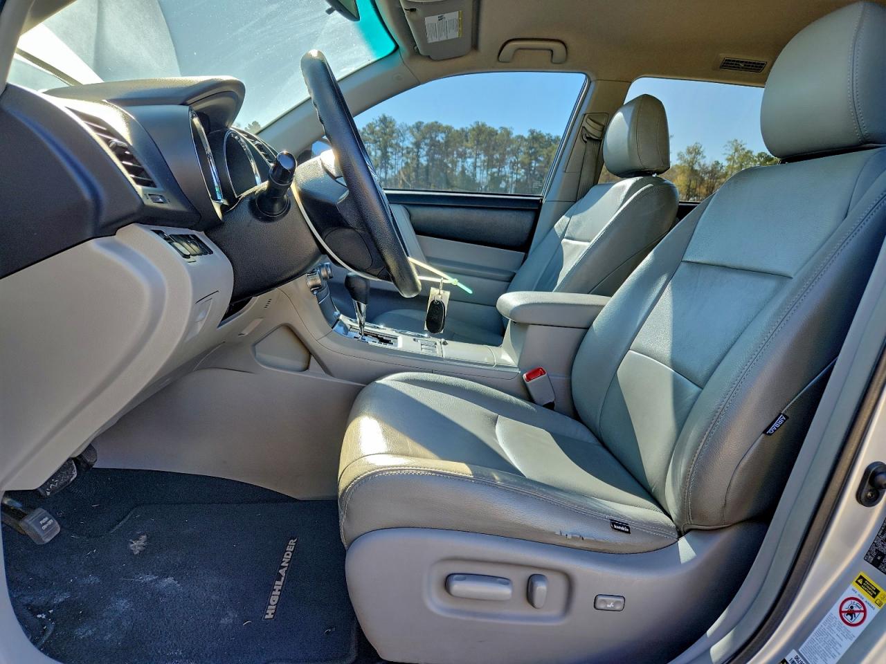 2011 TOYOTA HIGHLANDER BASE photo 7