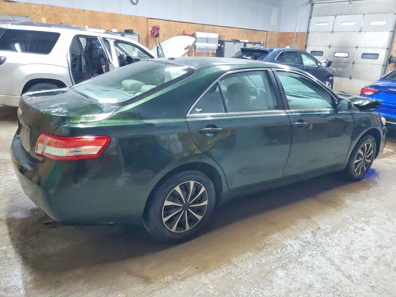 2010 TOYOTA CAMRY BASE photo 3