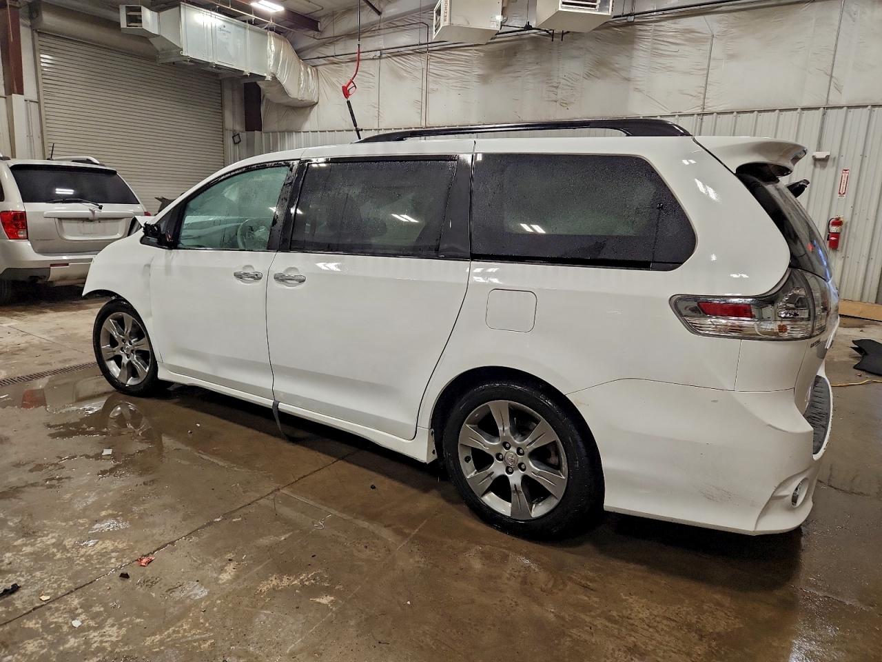2014 TOYOTA SIENNA SPORT photo 2