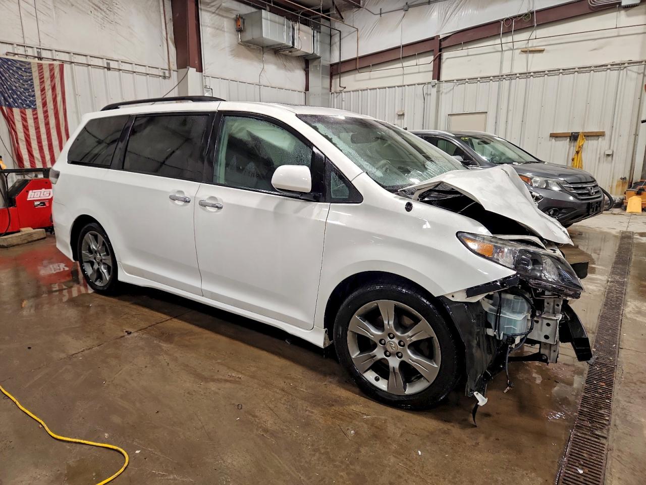 2014 TOYOTA SIENNA SPORT photo 4