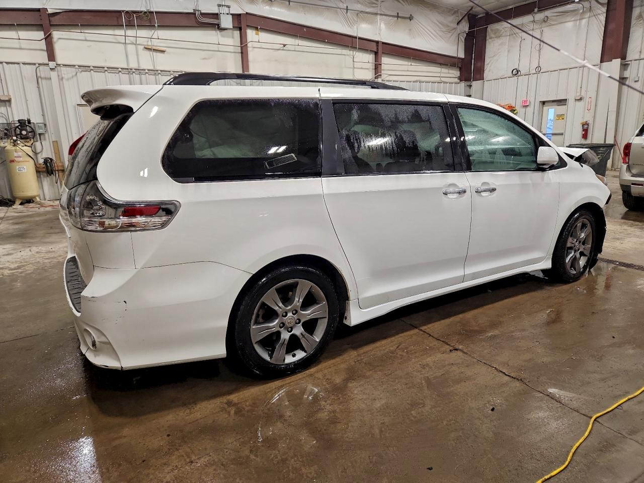 2014 TOYOTA SIENNA SPORT photo 3