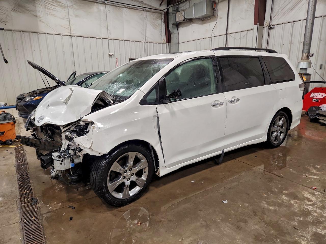 2014 TOYOTA SIENNA