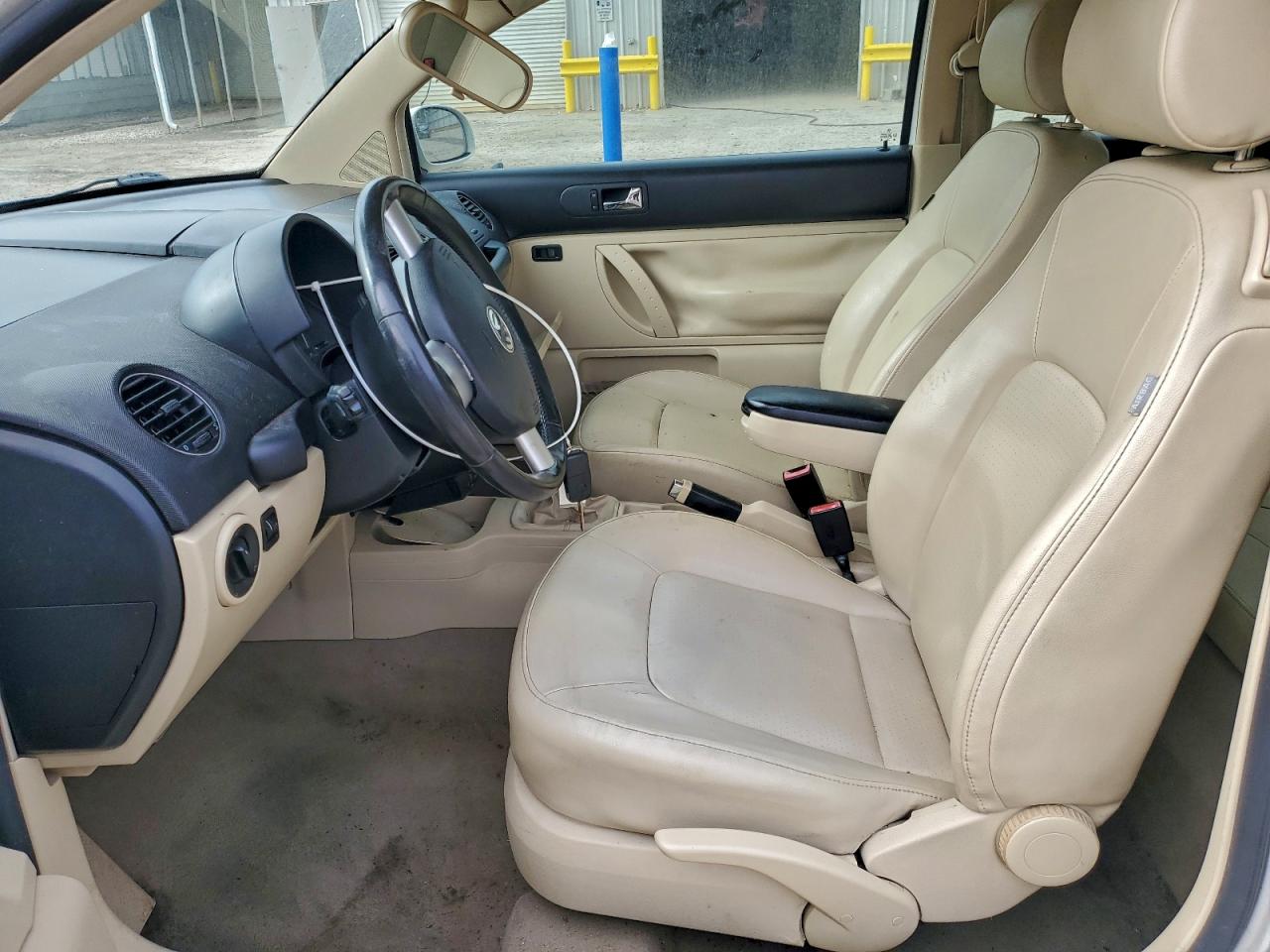 2010 VOLKSWAGEN NEW BEETLE photo 7