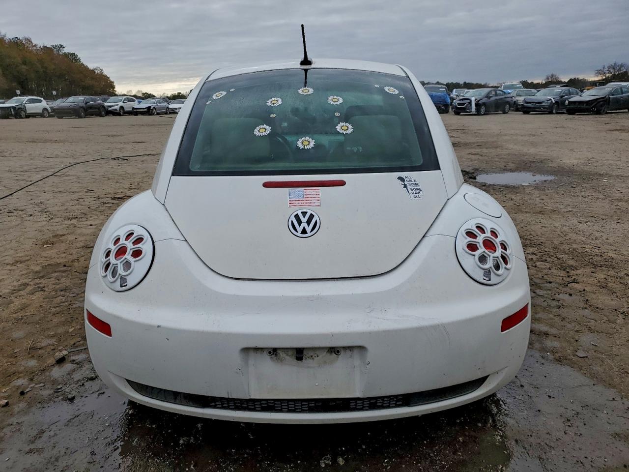 2010 VOLKSWAGEN NEW BEETLE photo 6