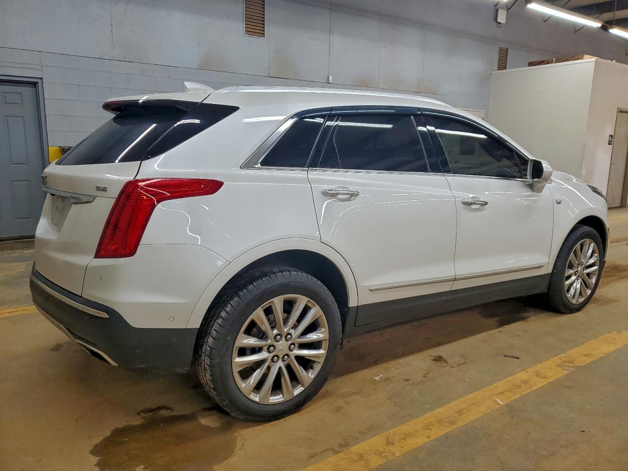 2017 CADILLAC XT5 PLATINUM photo 3