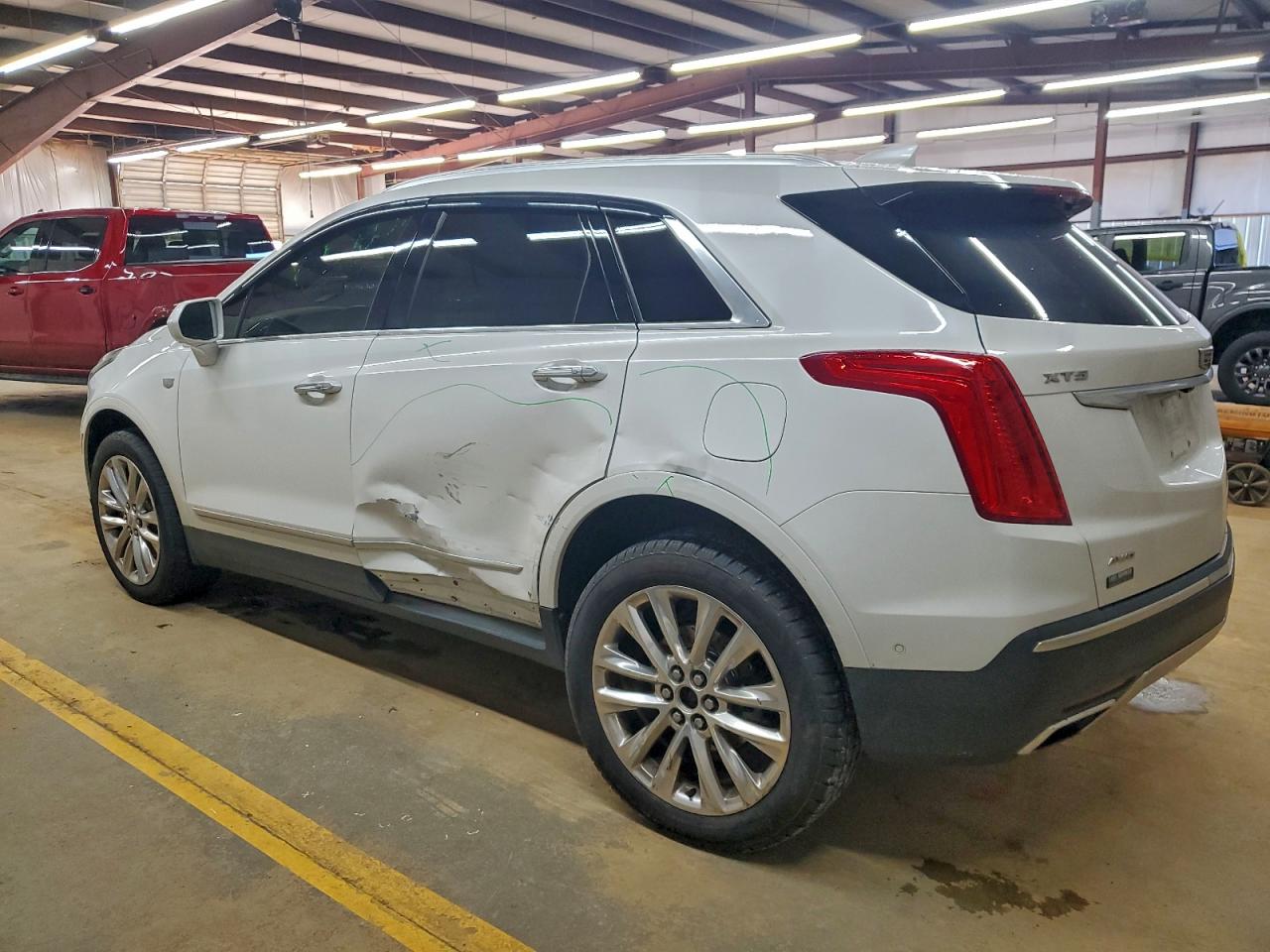 2017 CADILLAC XT5 PLATINUM photo 2