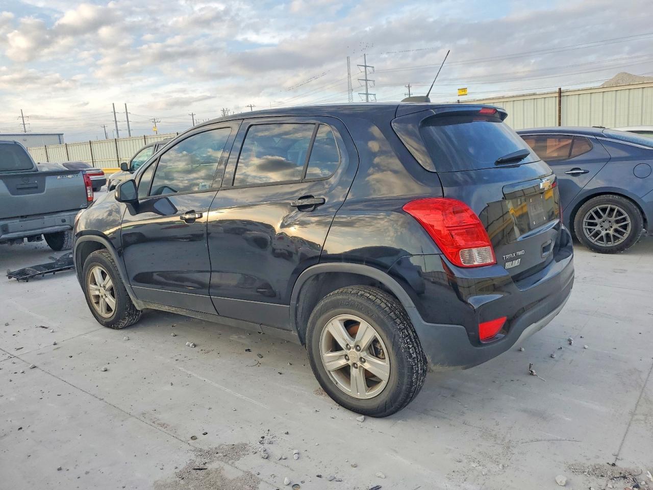 2017 CHEVROLET TRAX LS photo 2