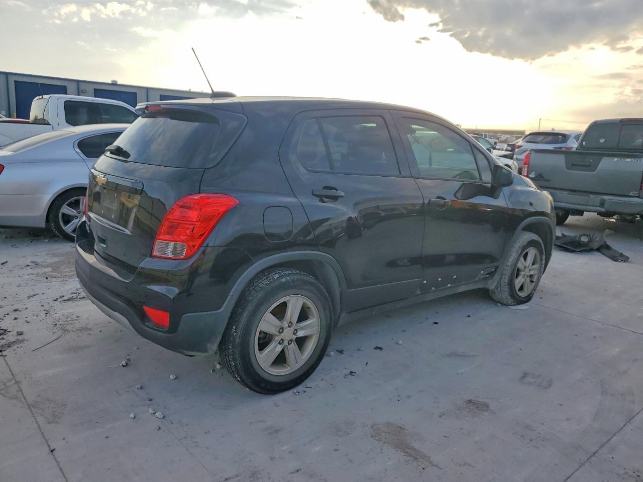 2017 CHEVROLET TRAX LS photo 3