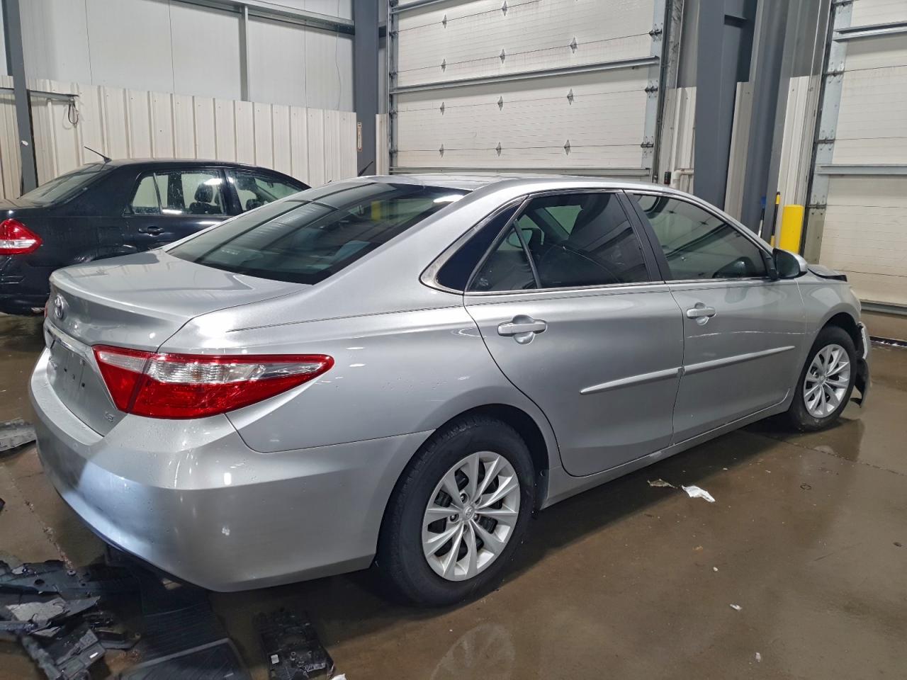 2016 TOYOTA CAMRY LE photo 5
