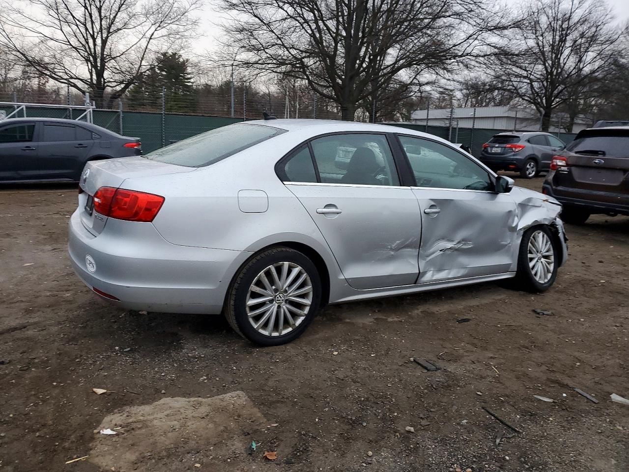 2011 VOLKSWAGEN JETTA SEL photo 3