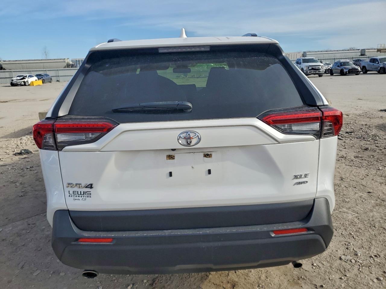 2019 TOYOTA RAV4 XLE photo 6