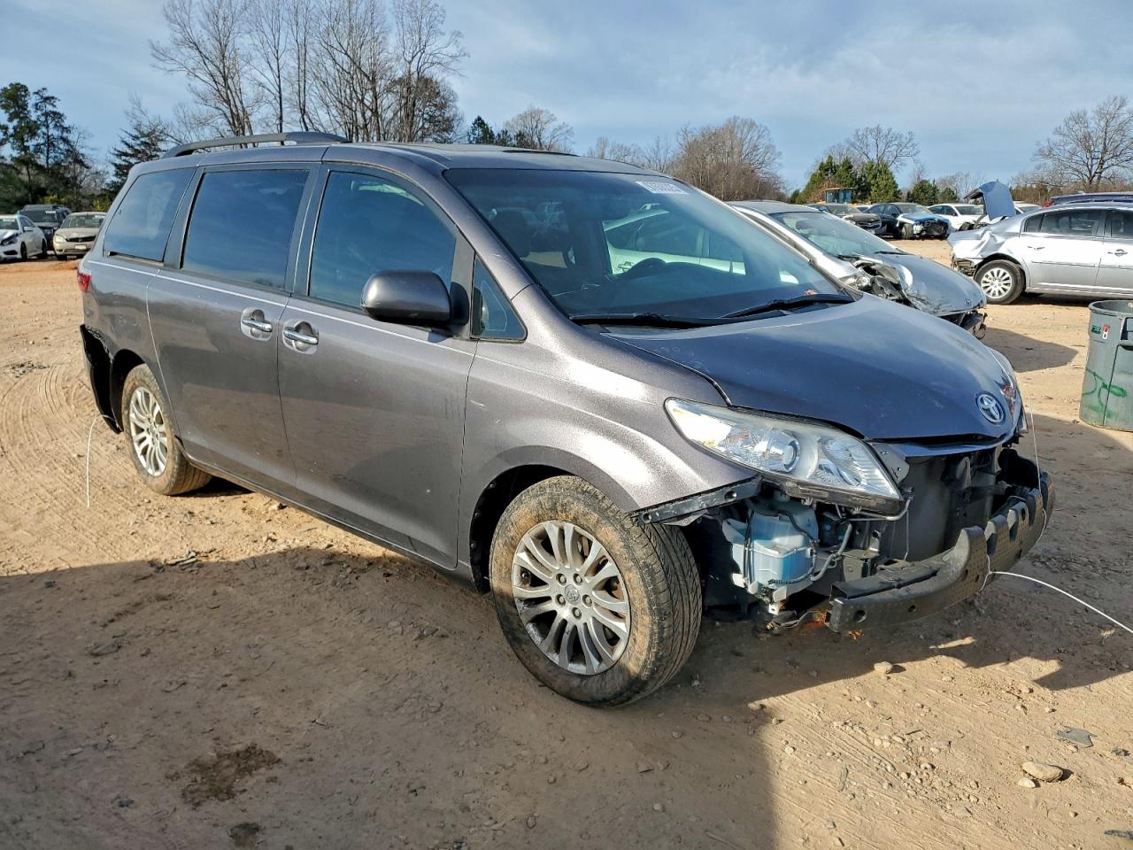 2015 TOYOTA SIENNA XLE photo 4