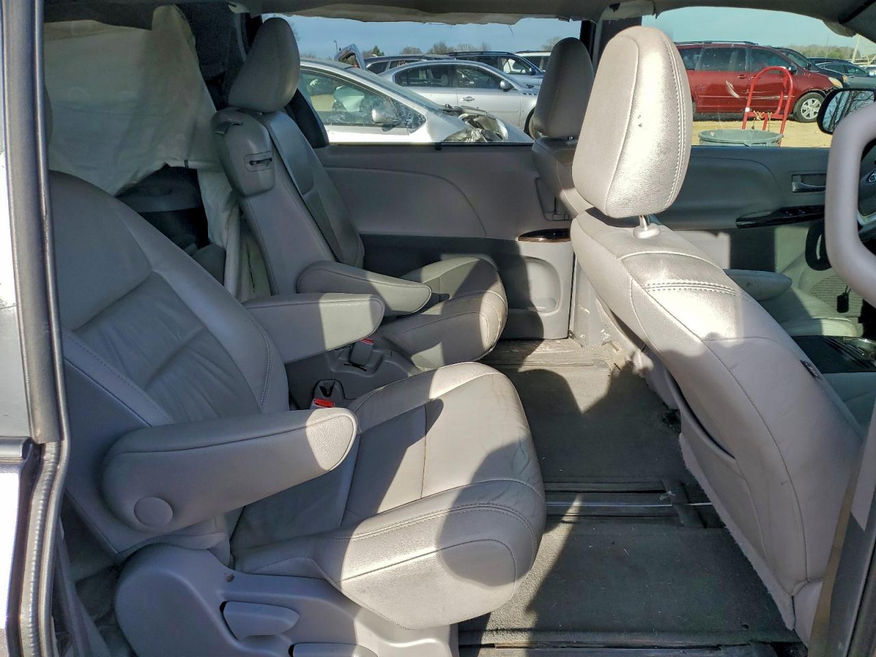 2015 TOYOTA SIENNA XLE photo 11